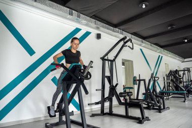 Çekici bir kız halter, ağırlık kaldırma ve ağırlık kaldırma eğitiminde egzersiz yapıyor. Spor. fitness konsepti.