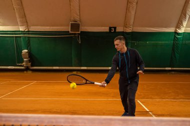 Sahada tenis topuna vuran bir adamın portresi. Tenisçi tenis kortu. oyun