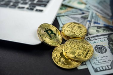 Bilgisayar klavyesinde dolar banknotları olan Bitcoin altın sikkeleri siyah arka planda izole edildi. Döviz değişimi yeni para birimi
