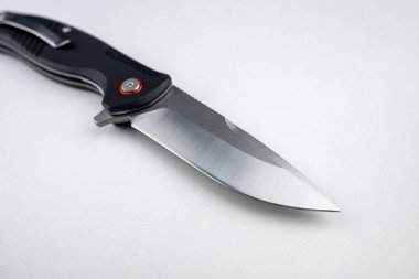 Taktik savaş bıçağı beyaz arka planda izole edildi. Keskin hayatta kalma bıçağı.