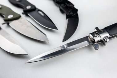 Beyaz arka planda izole edilmiş dört siyah savaş bıçağı.