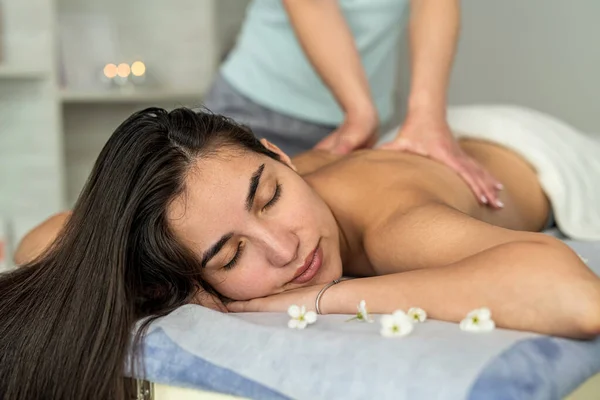 Young Woman Having Back Massage Spa Salon Therapeutic Procedure Concept — Foto de Stock