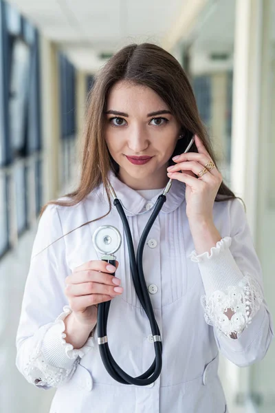 Beautiful Pediatrician Woman Doctor Uniform Standing Stethoscope Hospital Woman Doctor — Zdjęcie stockowe