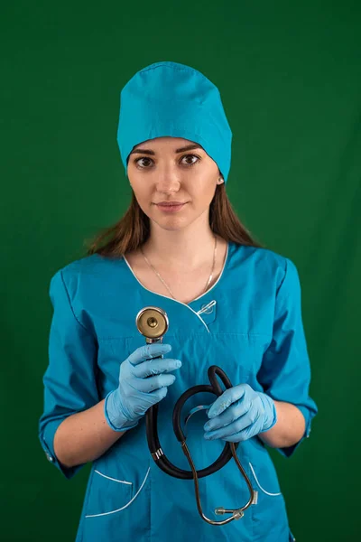 Pielęgniarka Stojąca Rękami Skrzyżowanymi Stetoskopem Szeroko Otwartymi Oczami Pewna Siebie — Zdjęcie stockowe