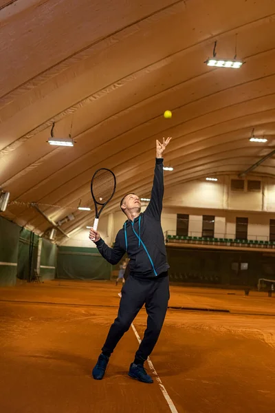 Retrato Jugador Tenis Masculino Golpeando Una Pelota Tenis Durante Entrenamiento — Foto de Stock
