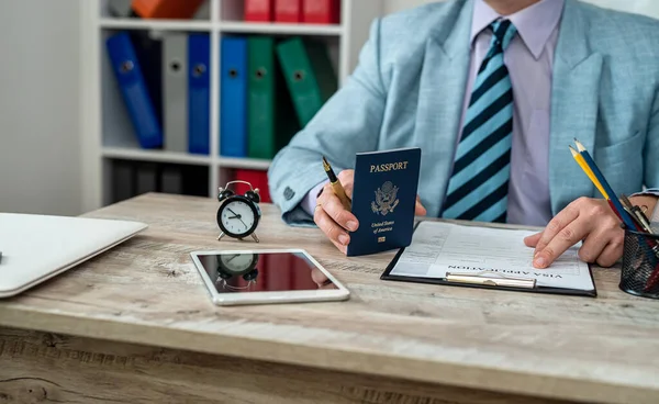 Close Male Hands Filling Out Visa Documents Table Table American — Stockfoto