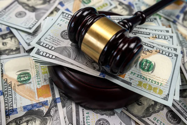 Grande Quantidade Dinheiro Dólar Martelo Juiz Mesa Isolado Julgamento Suborno — Fotografia de Stock