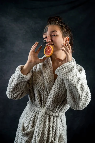 Vacker Flicka Vit Badrock Med Svart Ansiktsmask Som Håller Grapefrukt — Stockfoto