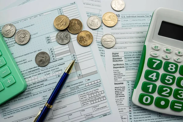 Closeup Blank Tax Return Form 1040 Coin Cent Accounting Concept — Stok fotoğraf