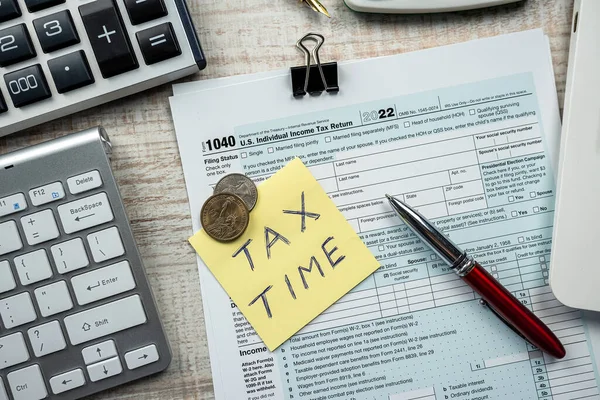 1040美国联邦所得税报税表用钢笔填写 按时缴税 — 图库照片