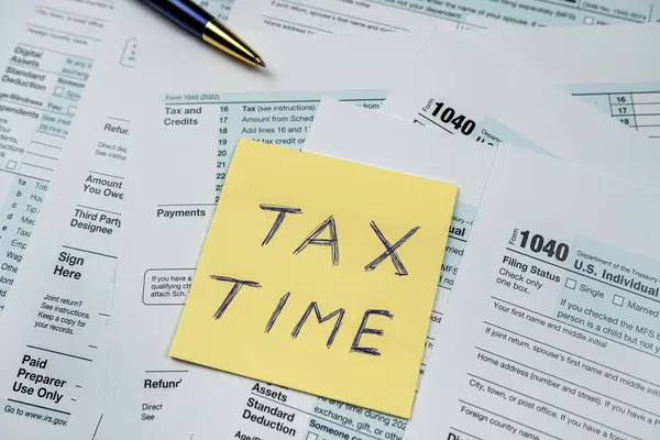 空白美国税单1040 2022上带有文字税时间的贴纸 会计概念 — 图库照片