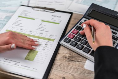 Mali tablolarla çalışan bir yönetici ve ofiste yıllık analitik araştırma belgesi hazırlıyor. İstatistik kavramı