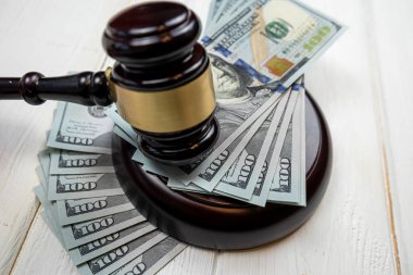 Hakimin çekici 100 doların üzerinde duruyor, hukuk konsepti. Yasal ya da suç