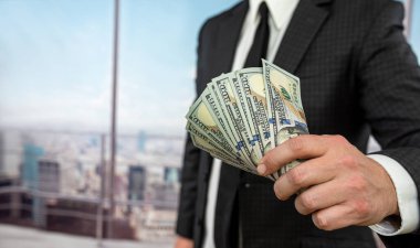 Kapalı kapılar ardında kapılar ardında siyah siut dolar, finans konsepti.