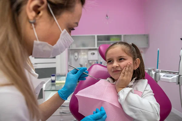 Bambina Venuto Dal Dentista Con Mal Denti Trattamento Ricevimento Odontoiatria — Foto Stock