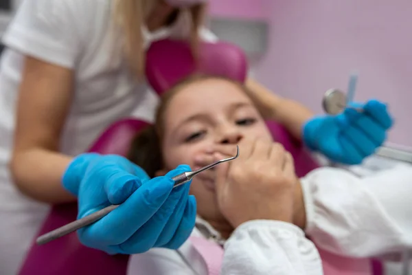 Οδοντίατρος Πρόκειται Εκτελέσει Μια Διαδικασία Πλήρωσης Δοντιών Ένα Φοβισμένο Παιδί — Φωτογραφία Αρχείου