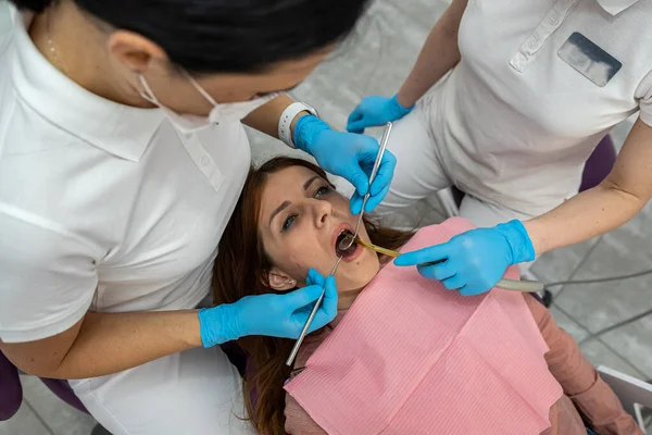 Female Dentist Her Assistant Examines Teeth Young Female Patient Dental — Foto de Stock