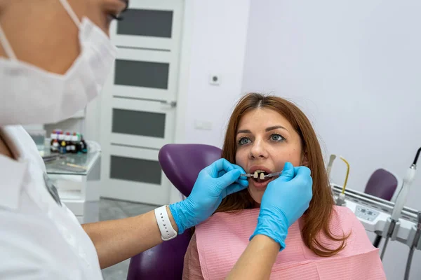 Beautiful Young Patient Came Female Dentist Caries Treatment Treatment Diseased — Foto de Stock