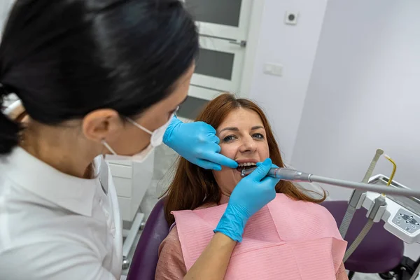 Bela Jovem Está Tendo Tratamento Odontológico Exame Consultório Odontológico Retrato — Fotografia de Stock