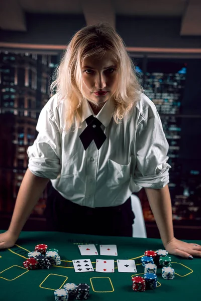 Återförsäljare Vacker Flicka Strikt Skjorta Med Slips Delar Kort Kasino — Stockfoto