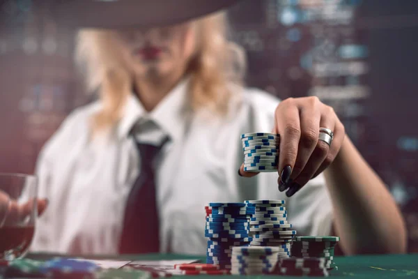 Attraktiv Flicka Som Håller Kort Och Pokermarker Vid Kasinobord Gömmer — Stockfoto