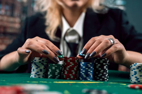Givarens Eller Croupierns Flickvän Lägger Pokerkort Ett Lokalt Dyrt Kasino — Stockfoto