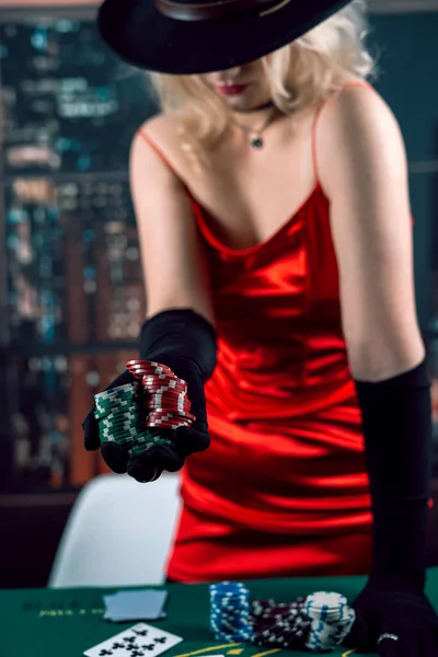 Όμορφη Κοπέλα Κόκκινο Φόρεμα Και Καπέλο Που Παίζει Πόκερ Ανήσυχο — Φωτογραφία Αρχείου