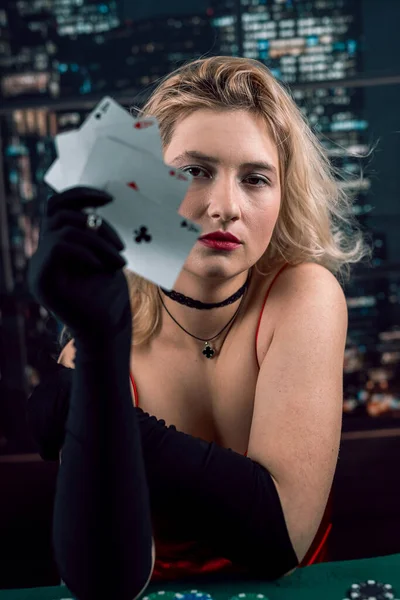 Jeune Femme Tenant Des Cartes Jouer Casino Visage Insensible — Photo