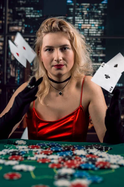 Flicka Bära Röd Klänning Spela Poker Ett Kasino Wiiner Spelkoncept — Stockfoto