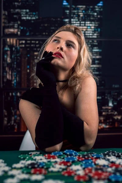 Femme Robe Rouge Chapeau Noir Jouer Poker Casino Pokerface Concept — Photo