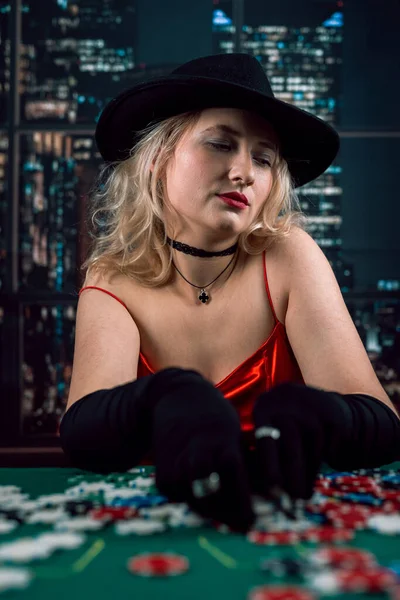 Kvinna Röd Klänning Och Svart Hatt Spela Poker Kasino Pokerface — Stockfoto
