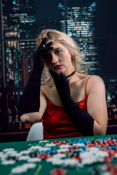 Senhora Vestido Vermelho Chapéu Sentar Mesa Poker Jogar Casino Cara — Fotografia de Stock