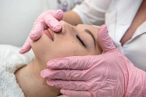Giovane Cliente Femminile Che Riceve Massaggio Facciale Nel Salone Bellezza — Foto Stock