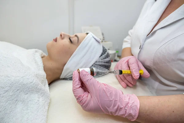 Kozmetik Uzmanının Kadın Hasta Yüzüne Botoks Enjekte Ederek Tedavi Uyguladığı — Stok fotoğraf