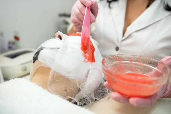 Bastante Cliente Femenino Salón Savia Recibir Cara Procedimiento Tratamiento Antienvejecimiento — Foto de Stock