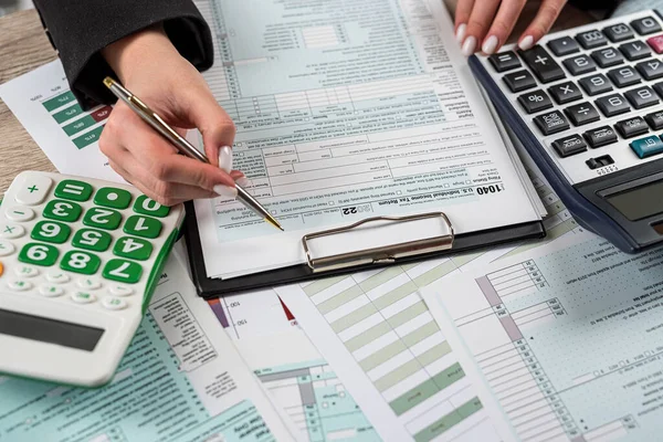 Close Vrouw Vullen 1040 Belastingformulier Kantoor Deadline Accounting Concept — Stockfoto