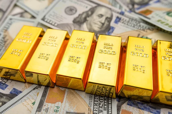 Altın Külçeli 100 Dolarlık Banknotlar Zenginlik Tasarruf Kavramı — Stok fotoğraf