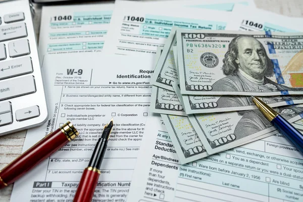 2022 Blank Individual Income Taform Dollar Desk Deadline — Foto de Stock