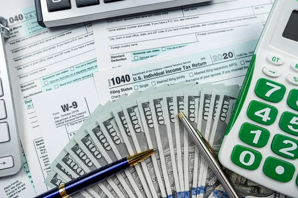 2022 Blank Tax Form 1040 Dollar Biils Tax Day Deadline — Fotografia de Stock