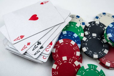 Beyaz arka planda izole edilmiş oyun kartları ve poker çipleri. Kumar konsepti