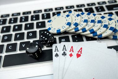 Online poker ve dizüstü bilgisayar kart fişleri ve zar oyunu. Çevrimiçi kumarhane konsepti