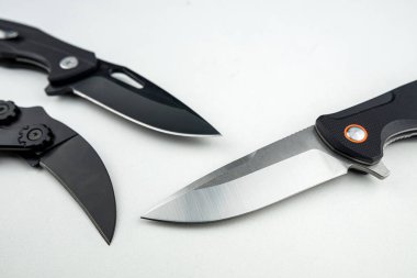 Üç avcı bıçağı ya da beyaz üzerine izole edilmiş bir savaş. tehlikeli keskin taktik aracı