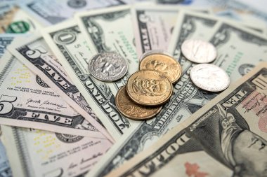 arka plan ve üst görünüm için bozuk paraları olan farklı ABD doları banknotları