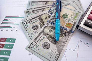 Hesap çizelgeleri ve grafikler, biz dolar banknotları kalem hesap makinesiyle. Borsa grafikleri