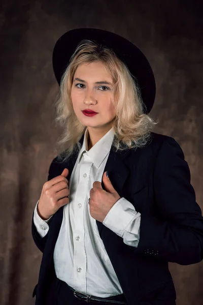 Porträtt Vacker Vit Affärskvinna Blygsam Kostym Enda Bakgrund Kvinnoporträtt Isolerad — Stockfoto