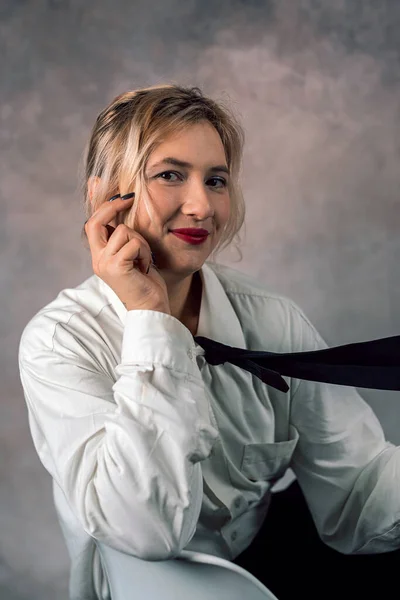 Imagen Una Alegre Mujer Oficina Con Pelo Largo Blanco Ropa — Foto de Stock