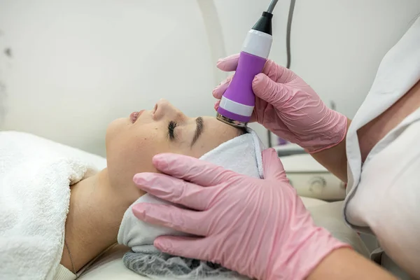 Cosmetologo Procedura Ringiovanimento Faccia Con Hardware Procedura Ultrasuono Trattamento Bellezza — Foto Stock