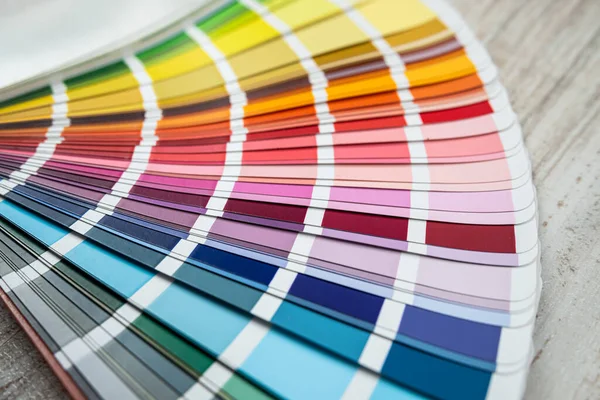パレットクローズアップとして様々な色が鮮やかに カラーパレットガイド コレクション — ストック写真