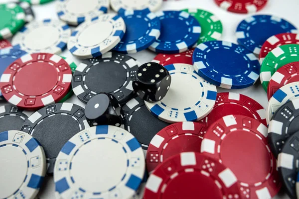 Dos Dados Negros Fichas Póquer Vista Superior Concepto Casino Juegos —  Fotos de Stock