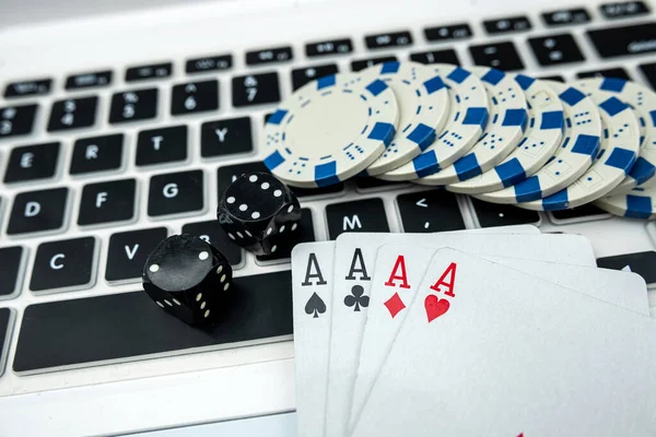 Online poker ve dizüstü bilgisayar kart fişleri ve zar oyunu. Çevrimiçi kumarhane konsepti